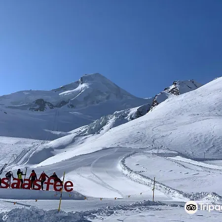 Joli Studio Fraichement Renove A Cote Des Pistes